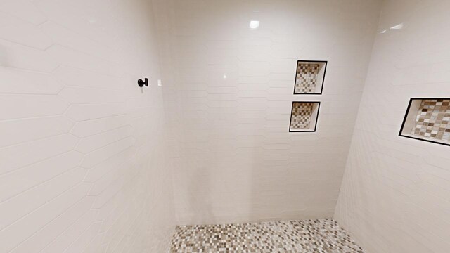 bathroom featuring tiled shower