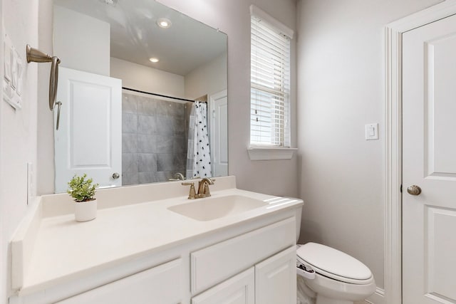 bathroom featuring a shower with curtain, vanity, and toilet