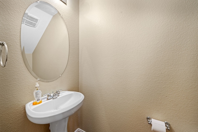 bathroom featuring sink