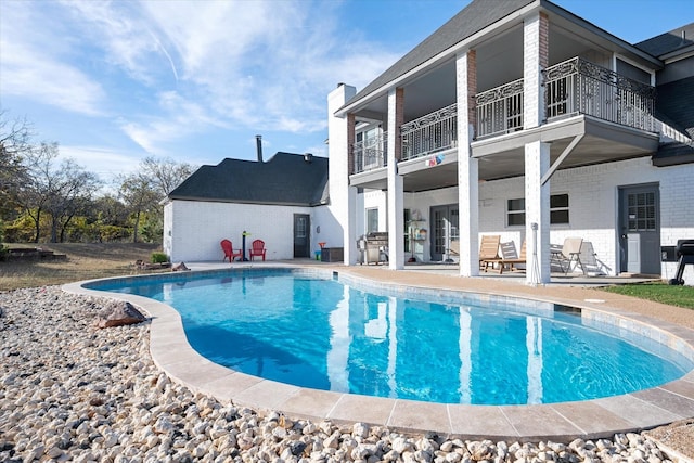 view of swimming pool featuring a patio