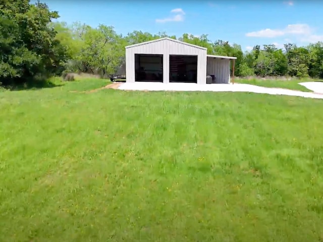 view of yard with an outbuilding and a garage