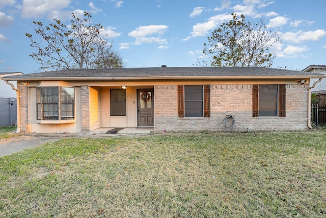 view of front of house featuring a front lawn