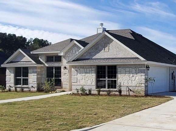 view of front of home featuring a front lawn and a garage