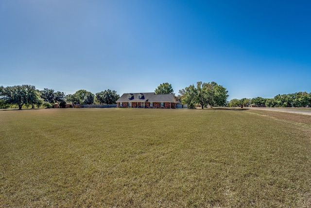 view of yard featuring a rural view