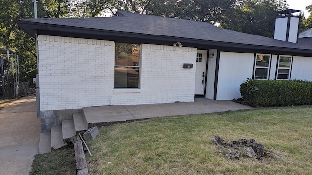 single story home with a front lawn