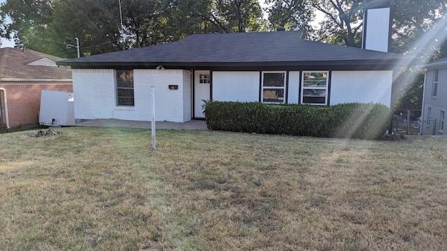 single story home featuring a front lawn