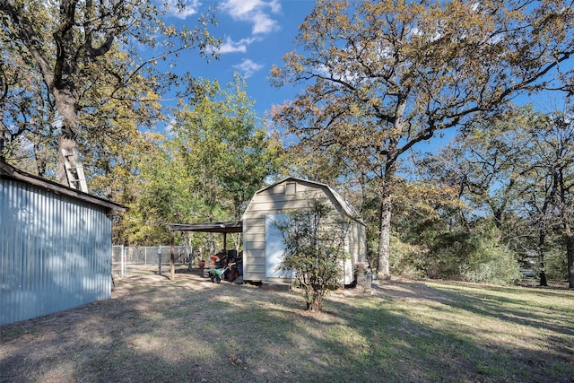 view of yard featuring a shed