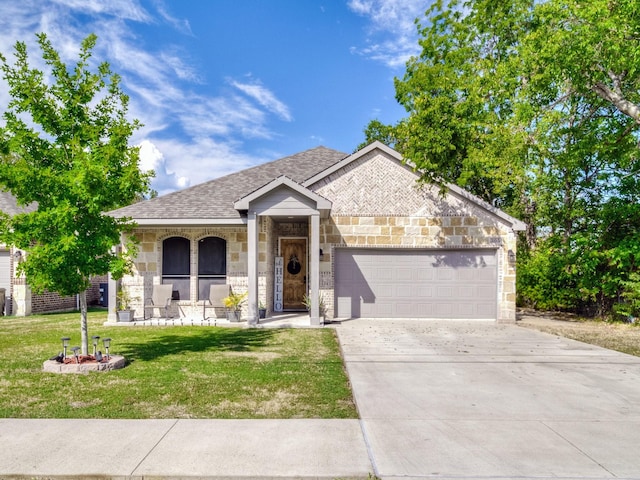 view of front facade featuring a garage, a front lawn, and a porch