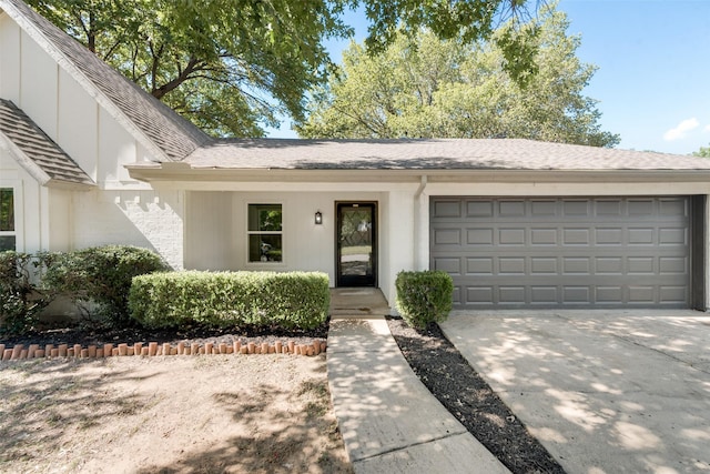 view of front facade featuring a garage