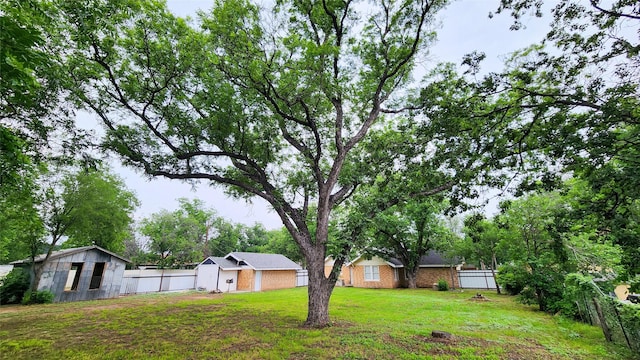 view of yard with an outbuilding