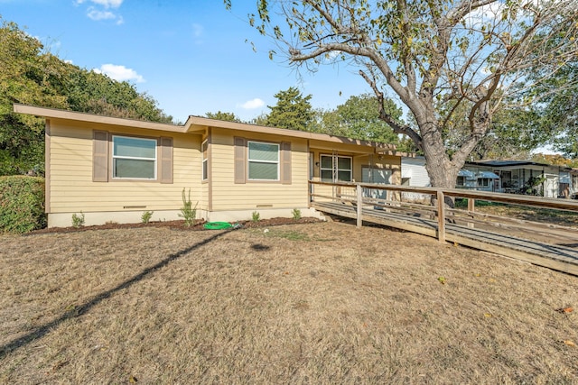 single story home featuring a front lawn