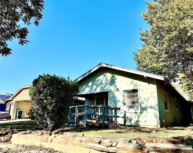 view of front of house with covered porch and a garage