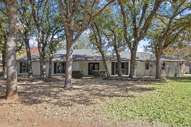 ranch-style house featuring a front lawn