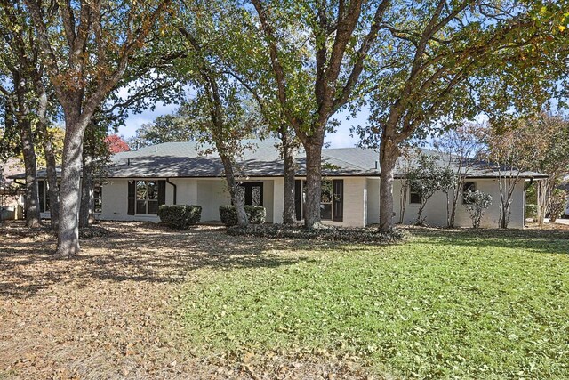 single story home featuring a front lawn