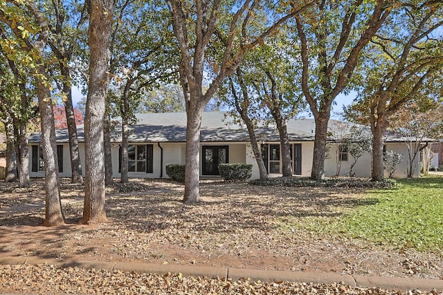 single story home with a front lawn