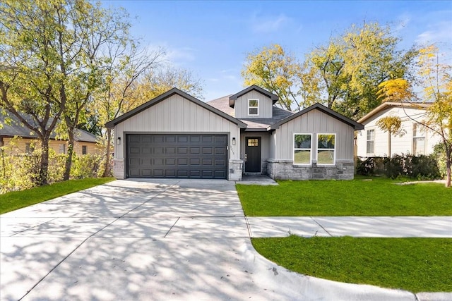 view of front facade featuring a garage and a front lawn