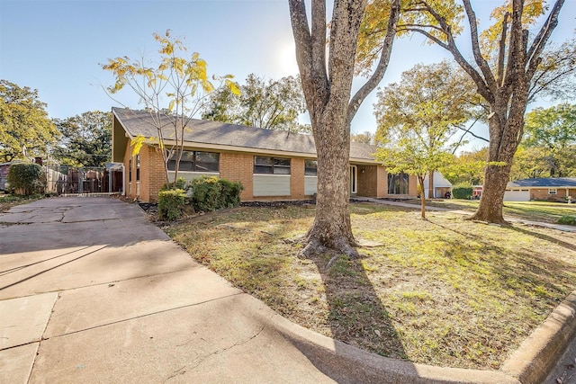 ranch-style house featuring a front lawn