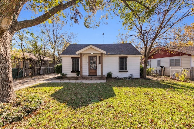 603 Lilly St, Cleburne, TX 76033 - bungalow-style home featuring an outdoor structure, fence, aphalt driveway, a front lawn, and a storage unit
