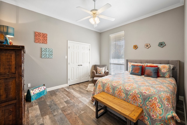 bedroom with hardwood / wood-style flooring, crown molding, ceiling fan, and a closet