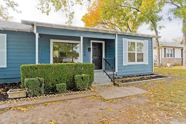 view of front of property featuring covered porch