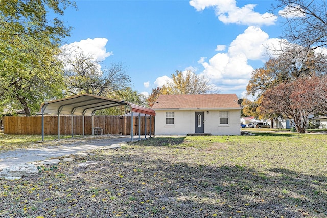 view of front facade featuring a carport and a front lawn