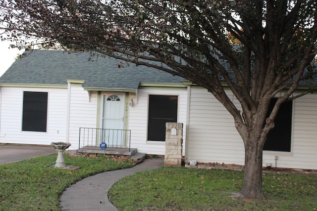 view of front of home featuring a front lawn