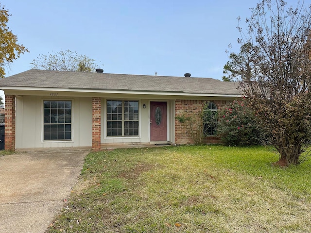 single story home with a front lawn