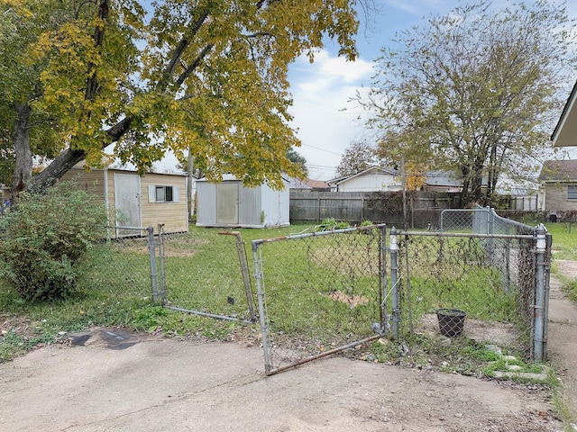 view of yard featuring a storage unit