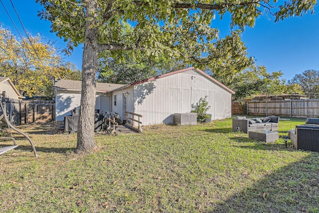 view of yard featuring outdoor lounge area