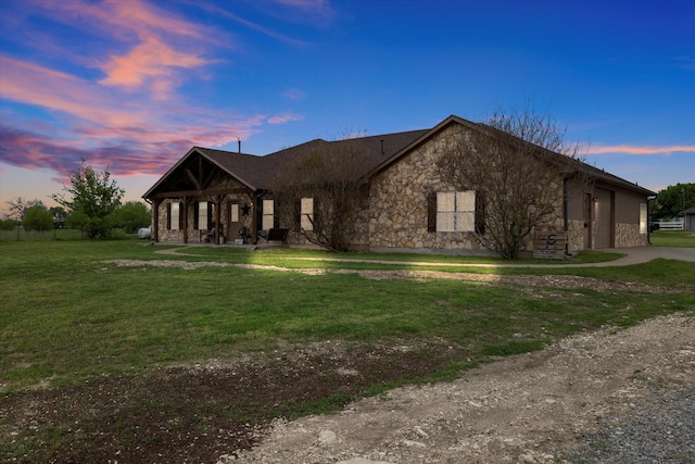 view of front facade featuring a garage and a yard