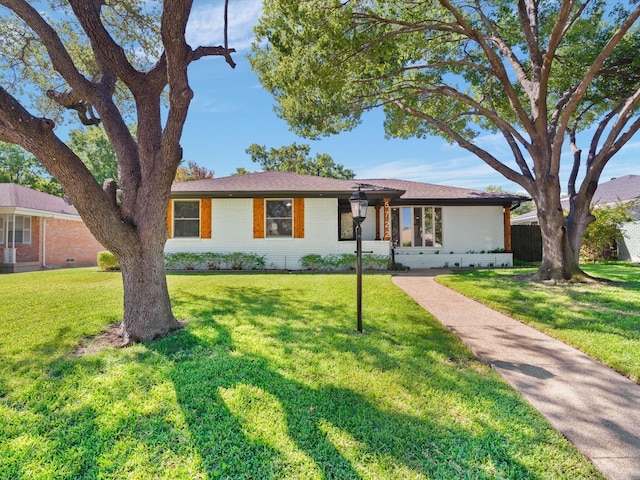 single story home with a front yard