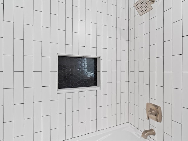 bathroom featuring tiled shower / bath