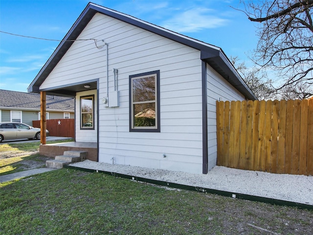 view of front facade with fence and a front yard