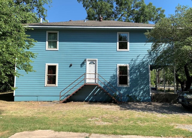 back of house featuring a lawn