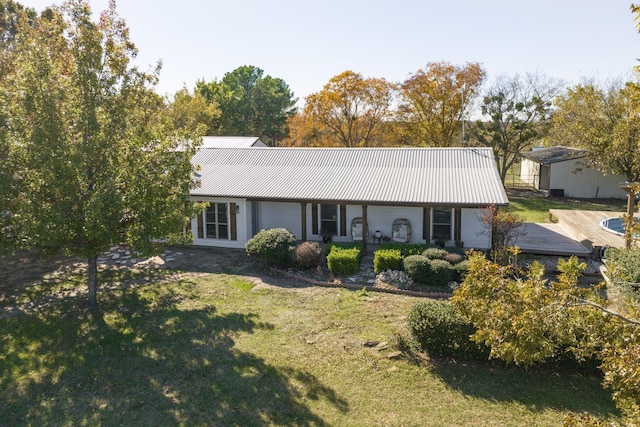 view of front of property featuring a front yard