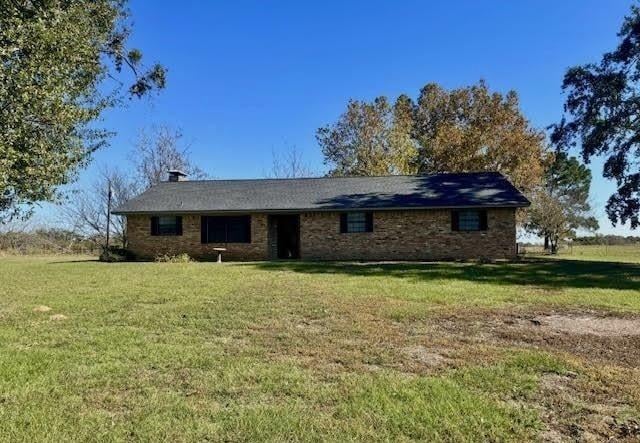 ranch-style home featuring a front lawn