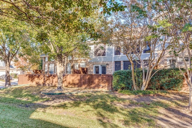 view of front of home with a front lawn