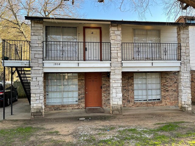 townhome / multi-family property featuring a balcony