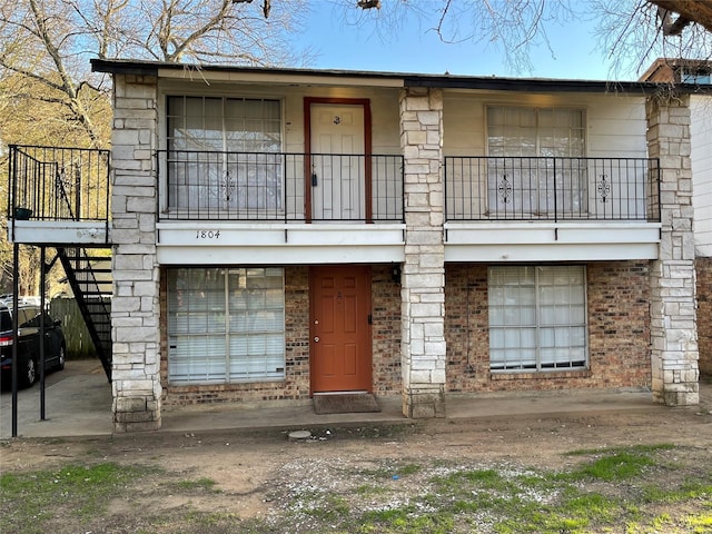 view of front of property featuring brick siding