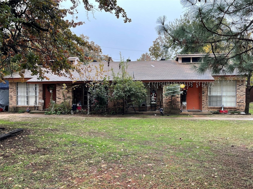 view of front of property featuring a front lawn