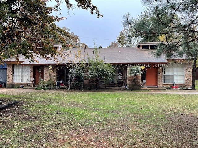 view of front of property featuring a front lawn