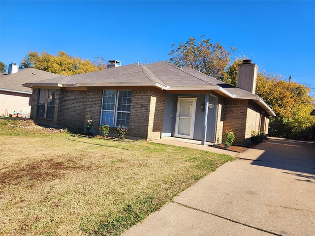 view of front of house featuring a front yard