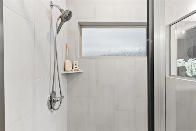 bathroom featuring tiled shower