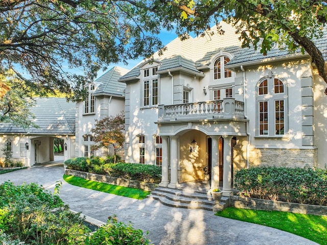 view of front of home featuring a balcony