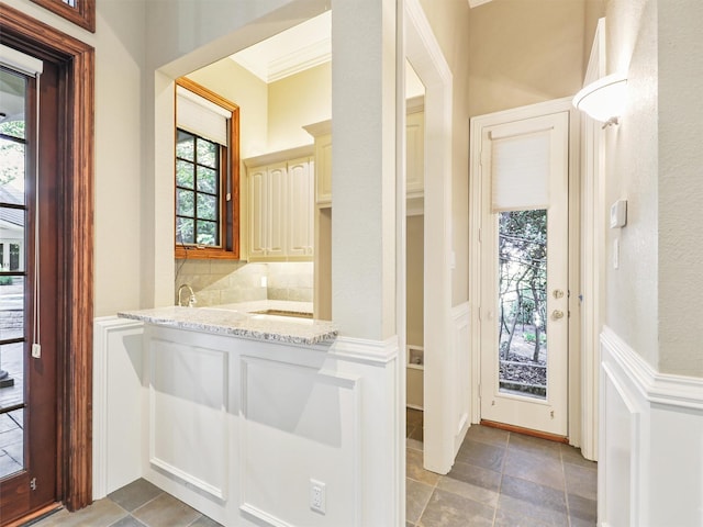 entryway featuring ornamental molding