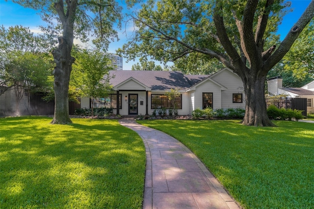 view of front facade featuring a front lawn