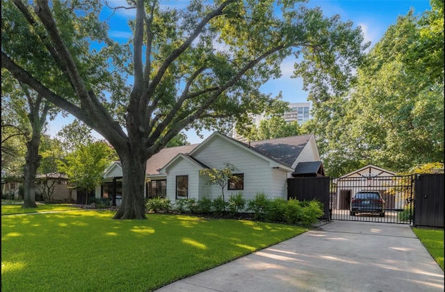 view of front of house featuring a front lawn