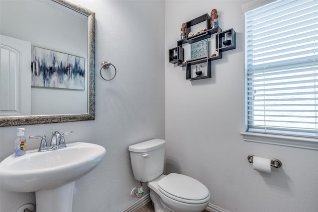 bathroom featuring toilet and sink