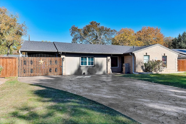 ranch-style home featuring a front lawn