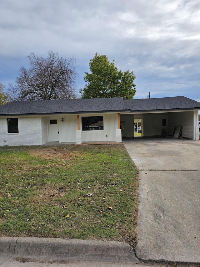 ranch-style house featuring a front lawn and a carport